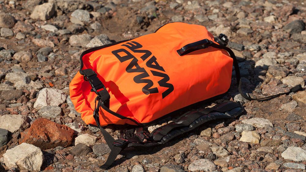 MAD WAVE DMUCHANA BOJA ASEKURACYJNA DRYBAG GREEN M204901010W